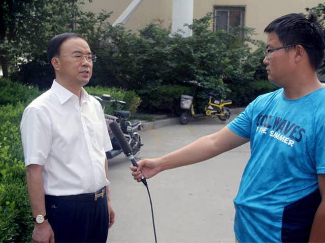 山東天意機械董事長劉洪彬作為基層共產(chǎn)黨員，今天接受了當(dāng)?shù)赜浾叩牟稍L